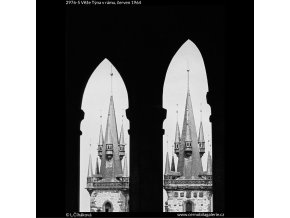 Věže Týna v rámu (2976-5), Praha 1964 červen, černobílý obraz, stará fotografie, prodej