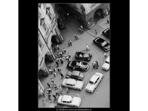 Auta na Staroměstském náměstí (2976-10), Praha 1964 červen, černobílý obraz, stará fotografie, prodej