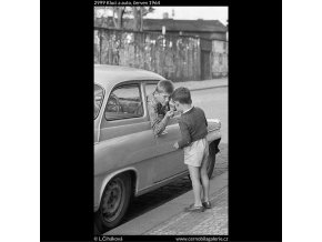 Kluci a auto (2999), žánry - Praha 1964 červen, černobílý obraz, stará fotografie, prodej