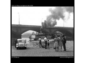 U Vltavy na náplavce (352-1), Praha 1959 léto, černobílý obraz, stará fotografie, prodej
