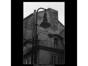 Oprýskaná stěna domu (3037), žánry - Praha 1964 červen, černobílý obraz, stará fotografie, prodej