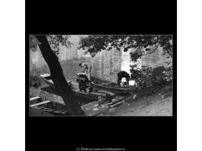 U břehu (3032-2), žánry - Praha 1964 červen, černobílý obraz, stará fotografie, prodej