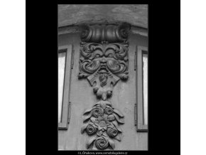 Ozdoba nade dveřmi (3057), Praha 1964 červenec, černobílý obraz, stará fotografie, prodej