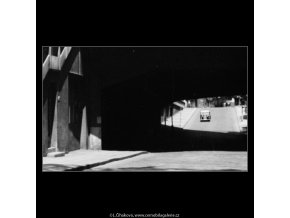 Podjezd (3084), Praha 1964 červenec, černobílý obraz, stará fotografie, prodej