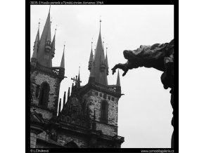 Husův pomník a Týnský chrám (3035-1), Praha 1964 červenec, černobílý obraz, stará fotografie, prodej