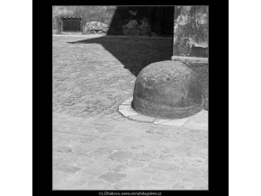 Patník v Ungeltu (3072-2), Praha 1964 červenec, černobílý obraz, stará fotografie, prodej