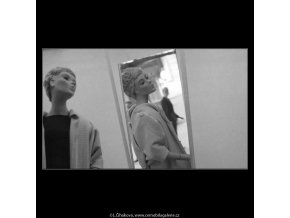 Figurina z výlohy v zrcadle (3120-1), žánry - Praha 1964 srpen, černobílý obraz, stará fotografie, prodej