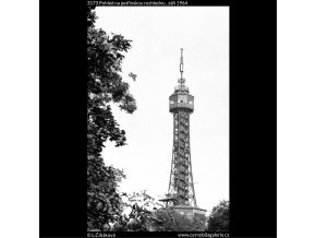 Pohled na petřínskou rozhlednu (3173), Praha 1964 září, černobílý obraz, stará fotografie, prodej