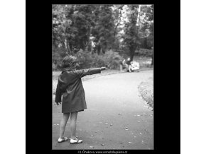 Děvčátko (3245), žánry - Praha 1964 říjen, černobílý obraz, stará fotografie, prodej