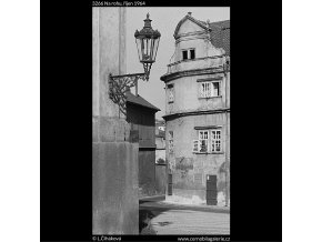 Na rohu (3266), Praha 1964 říjen, černobílý obraz, stará fotografie, prodej