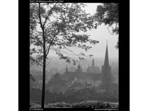 Střechy a věže (3267-10), Praha 1964 říjen, černobílý obraz, stará fotografie, prodej