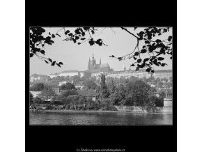 Pražský hrad (3273-3), Praha 1964 říjen, černobílý obraz, stará fotografie, prodej