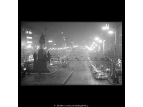 Večerní Václavské náměstí (3349-3), Praha 1964 listopad, černobílý obraz, stará fotografie, prodej