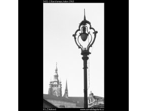 Stará lampa (3431-1), Praha 1965 leden, černobílý obraz, stará fotografie, prodej