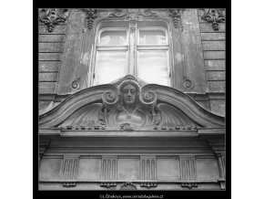 Ozdoba nade dveřmi (3463-2), Praha 1965 únor, černobílý obraz, stará fotografie, prodej