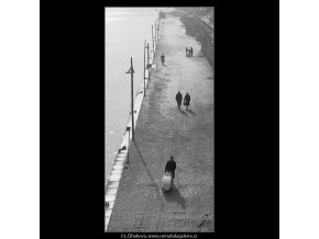 Náplavka (3479), Praha 1965 únor, černobílý obraz, stará fotografie, prodej