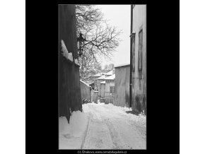 Sníh v uličce (3529), žánry - Praha 1965 březen, černobílý obraz, stará fotografie, prodej