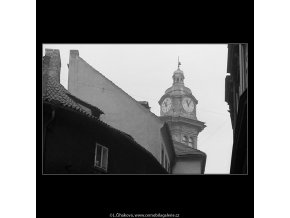 Pohled na střechy, domy a okna (3584-2), Praha 1965 březen, černobílý obraz, stará fotografie, prodej