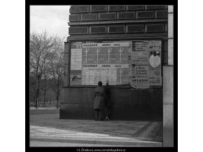 Milenci před plakáty (3632-2), žánry - Praha 1965 duben, černobílý obraz, stará fotografie, prodej