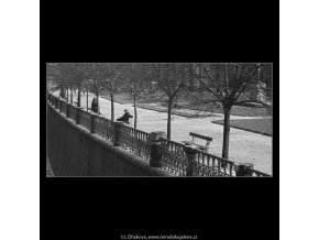 Na lavičce (3633), žánry - Praha 1965 duben, černobílý obraz, stará fotografie, prodej