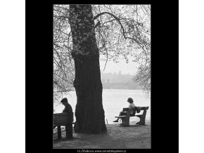 Na lavičkách (3669-1), žánry - Praha 1965 květen, černobílý obraz, stará fotografie, prodej