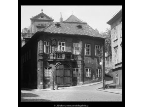 Rohový domek (3699), Praha 1965 květen, černobílý obraz, stará fotografie, prodej