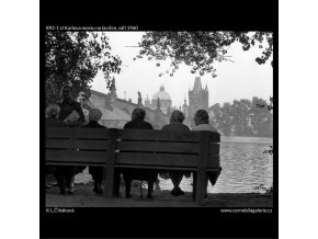 U Karlova mostu na lavičce (892-1), Praha 1960 září, černobílý obraz, stará fotografie, prodej