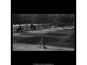 Kluk na koloběžce (3731), žánry - Praha 1965 květen, černobílý obraz, stará fotografie, prodej