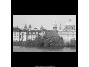 Věže a domy (3737), Praha 1965 květen, černobílý obraz, stará fotografie, prodej