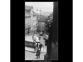 Pohled do Nerudovy ulice (3760-2), Praha 1965 červen, černobílý obraz, stará fotografie, prodej