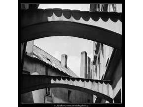 Komíny v uličce (3773), Praha 1965 červen, černobílý obraz, stará fotografie, prodej