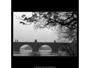 Karlův most od vody (1088-1), Praha 1961 březen, černobílý obraz, stará fotografie, prodej