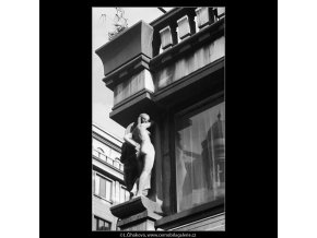 Plastiky na domě (3859-2), Praha 1965 červenec, černobílý obraz, stará fotografie, prodej