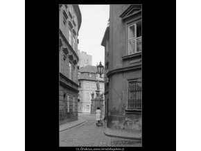 Průhled na Maltézské náměstí (3861-1), Praha 1965 srpen, černobílý obraz, stará fotografie, prodej