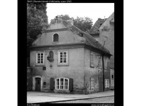 Barokní domek U bílé botky (3869-2), Praha 1965 srpen, černobílý obraz, stará fotografie, prodej