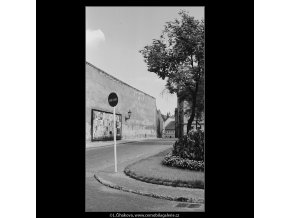 Zeď a ulice (3881-3), Praha 1965 srpen, černobílý obraz, stará fotografie, prodej