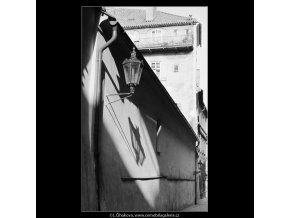 Stín od lampy na zdi (3912-1), Praha 1965 srpen, černobílý obraz, stará fotografie, prodej