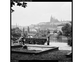 Na Alšově nábřeží (3930-1), Praha 1965 srpen, černobílý obraz, stará fotografie, prodej