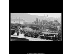 Na Alšově nábřeží (3930-2), Praha 1965 srpen, černobílý obraz, stará fotografie, prodej
