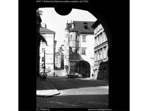 Pohled do Malostranského náměstí (3947-1), Praha 1965 září, černobílý obraz, stará fotografie, prodej