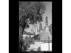 Pohled na Malostranské věže Karlova mostu (3951-3), Praha 1965 září, černobílý obraz, stará fotografie, prodej
