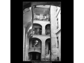 Pražské dvory (3976), Praha 1965 září, černobílý obraz, stará fotografie, prodej