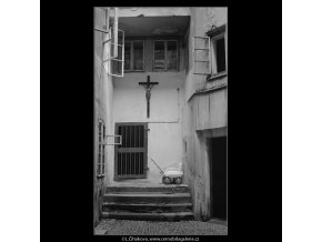 Dvůr domu U kříže (3998-1), Praha 1965 září, černobílý obraz, stará fotografie, prodej