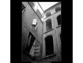 Dvůr U tří zlatých sekyrek (4001-2), Praha 1965 září, černobílý obraz, stará fotografie, prodej