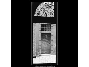 Mříž a pohled na portál (4009), Praha 1965 září, černobílý obraz, stará fotografie, prodej