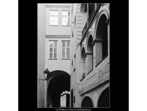 Dvůr domu U Francouzské koruny (4034-4), Praha 1965 září, černobílý obraz, stará fotografie, prodej