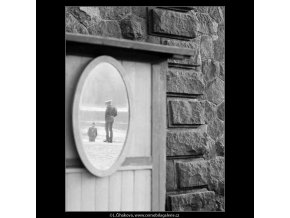 Odraz v zrcadle (4056), žánry - Praha 1965 říjen, černobílý obraz, stará fotografie, prodej