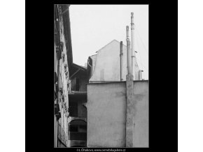 Starý dům s pavlačemi (4068), Praha 1965 září, černobílý obraz, stará fotografie, prodej