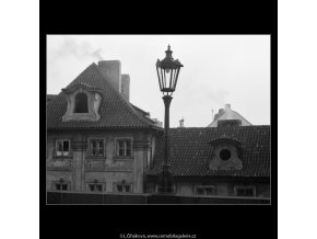 Lampa Karlova mostu (4086-2), Praha 1965 září, černobílý obraz, stará fotografie, prodej