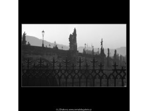 Dílčí pohledy na Karlův most (4087-3), Praha 1965 říjen, černobílý obraz, stará fotografie, prodej